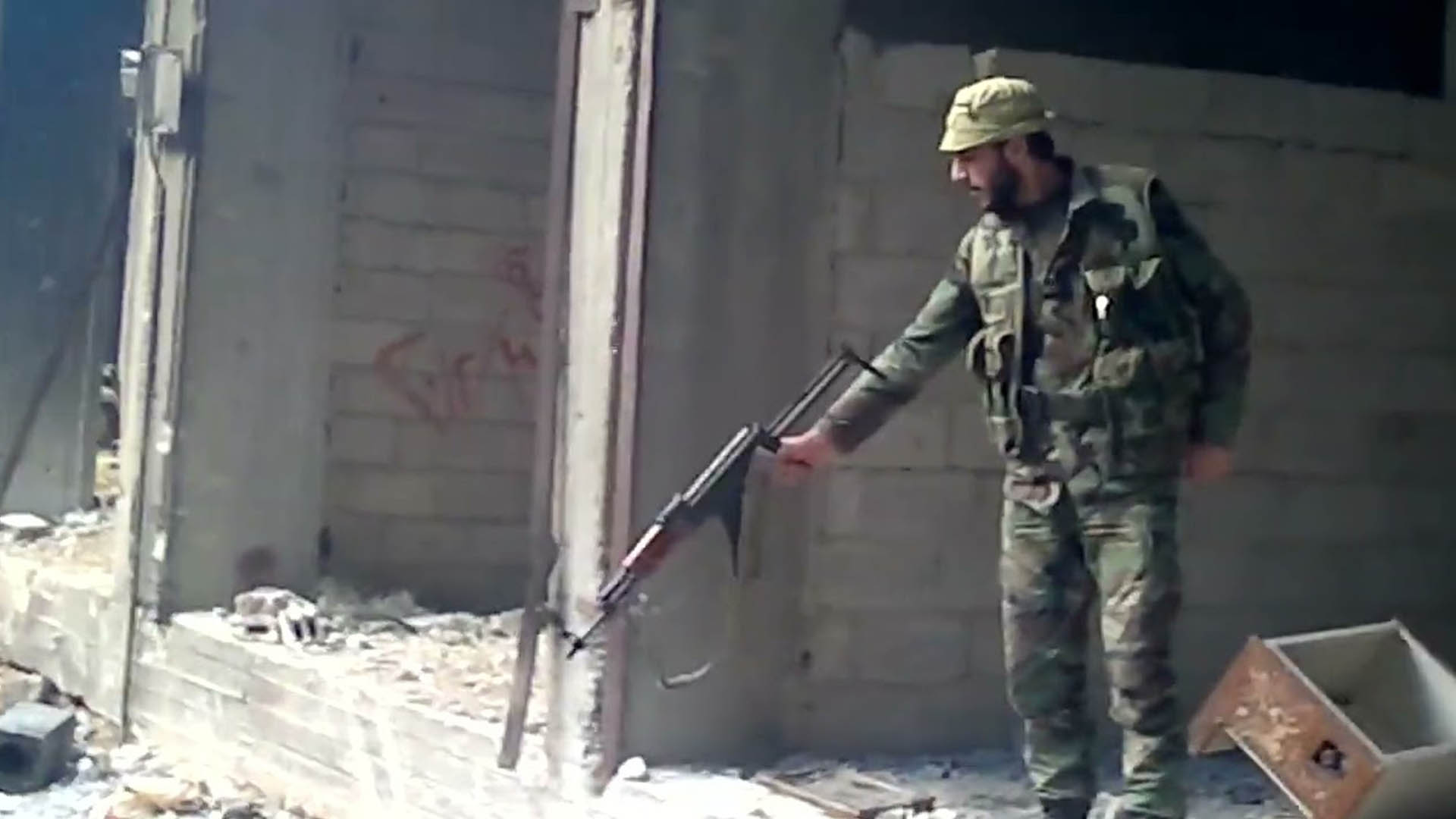 عنصر من مخابرات النظام السوري أمجد يوسف خلال قتله المدنيين في حي “التضامن” الدمشقي عام 2013 (aljumhuriya)